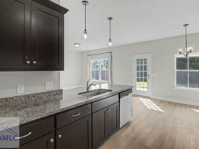 547 Fairview Cir — Photo 7