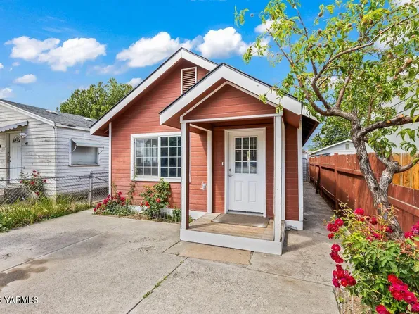 116 1/2 E B St, Wapato, WA 98951