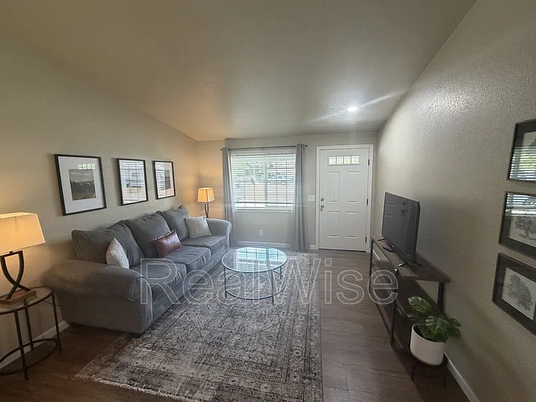 926 1/2 SW Greenwood Ave — Photo 9