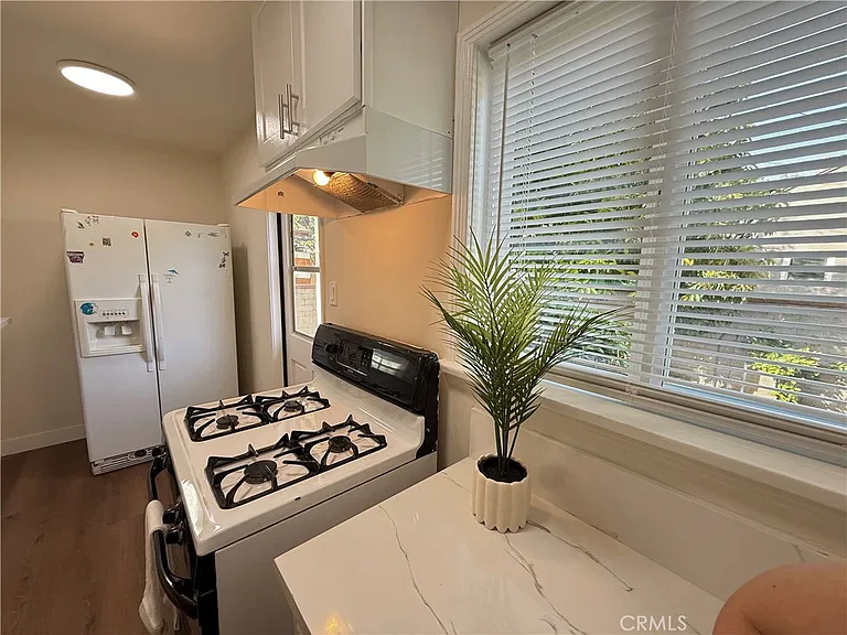 549 N Niagara St — Photo 4