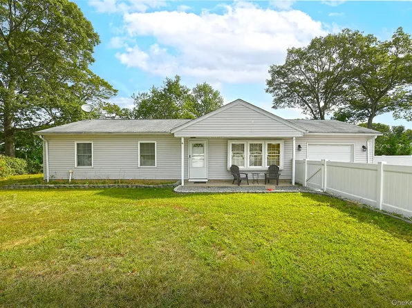541 Blue Point Road, Farmingville, NY 11738