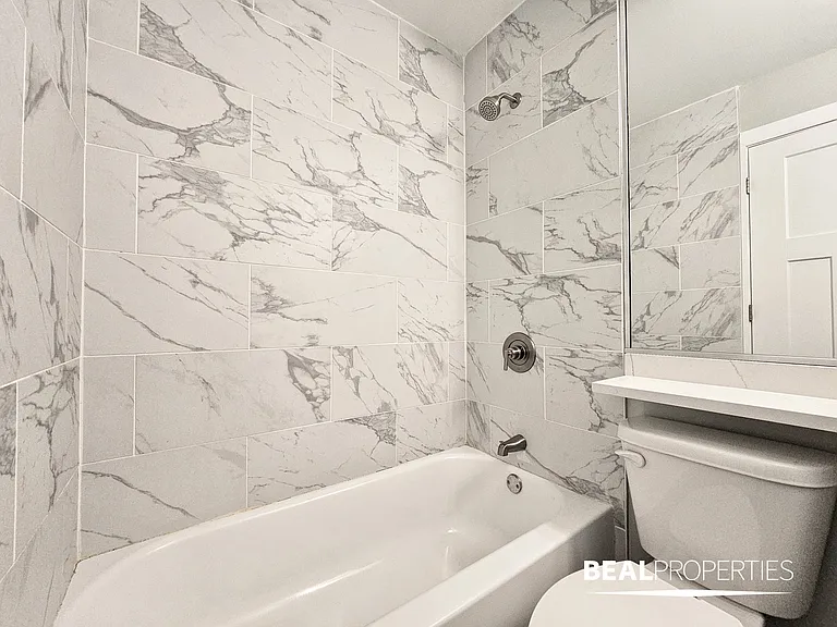 445 W Barry — Photo 9