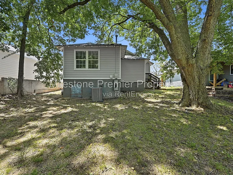 215 W Walker St — Photo 19