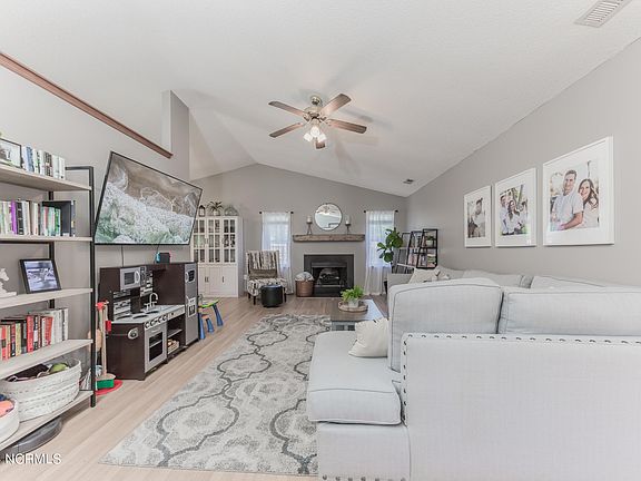 4th image of 200 Smallberry Court