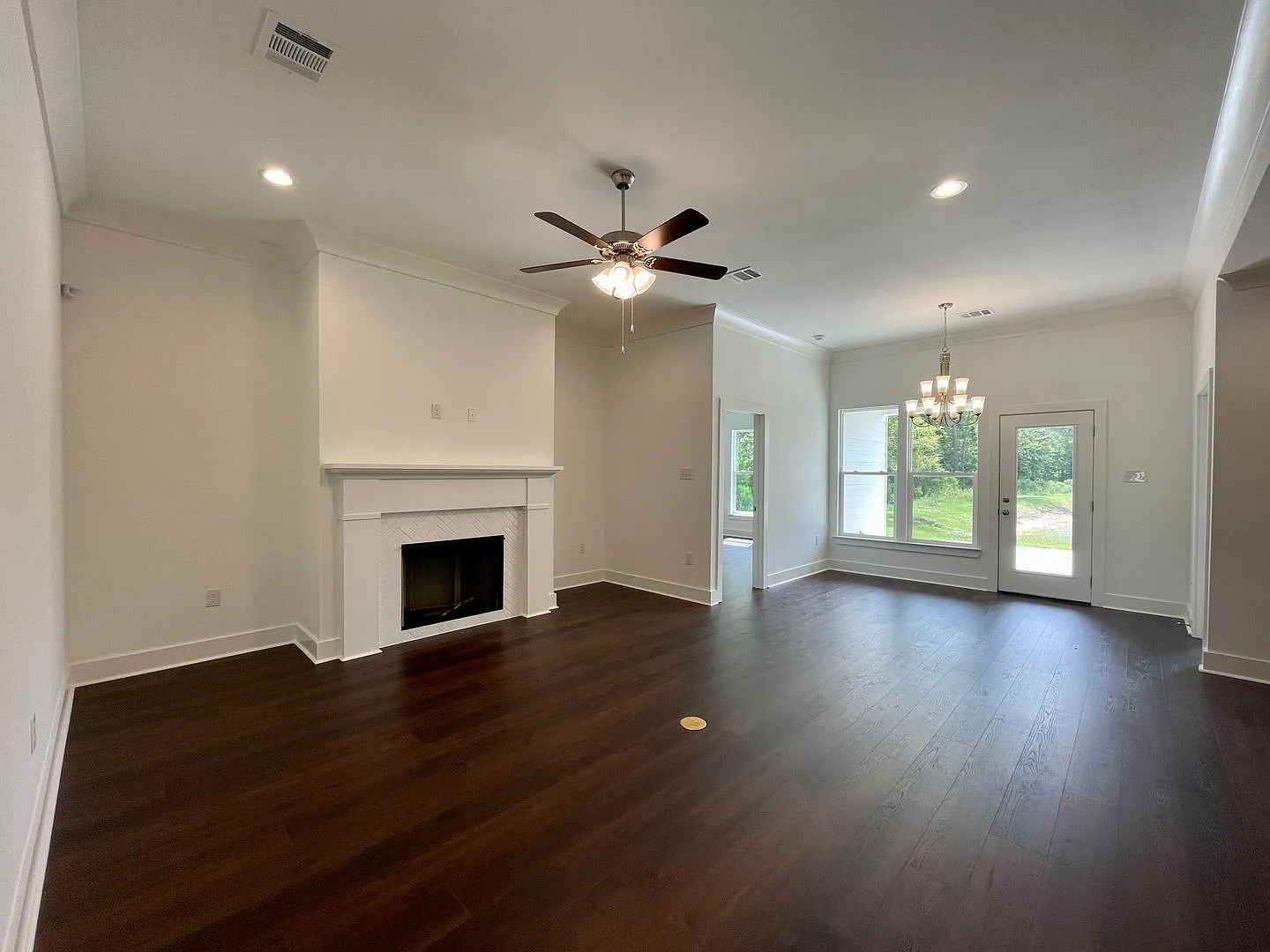Must see home in Denham Springs on the lake 500 off first months rent with 30 day move in! — Photo 3