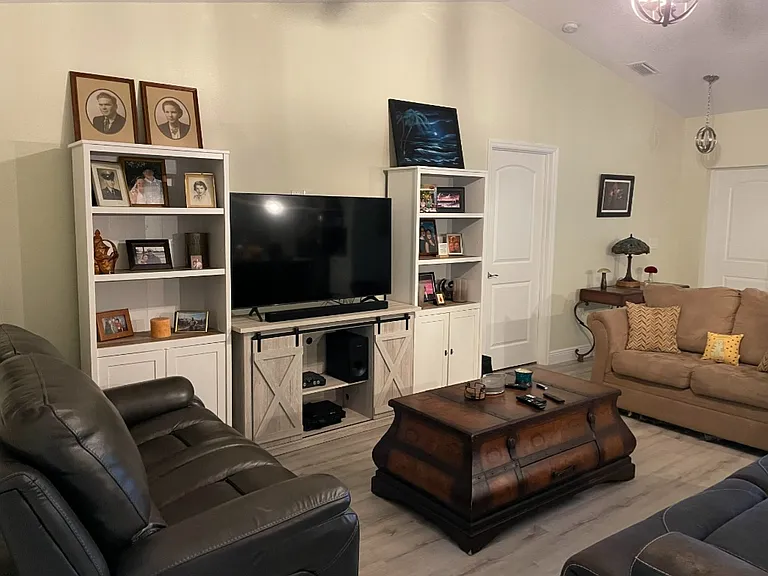 478 Warwick St SE — Photo 2