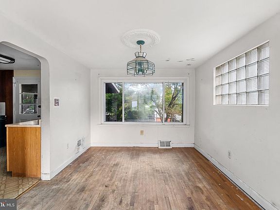 5th image of 104 Princeton Ave