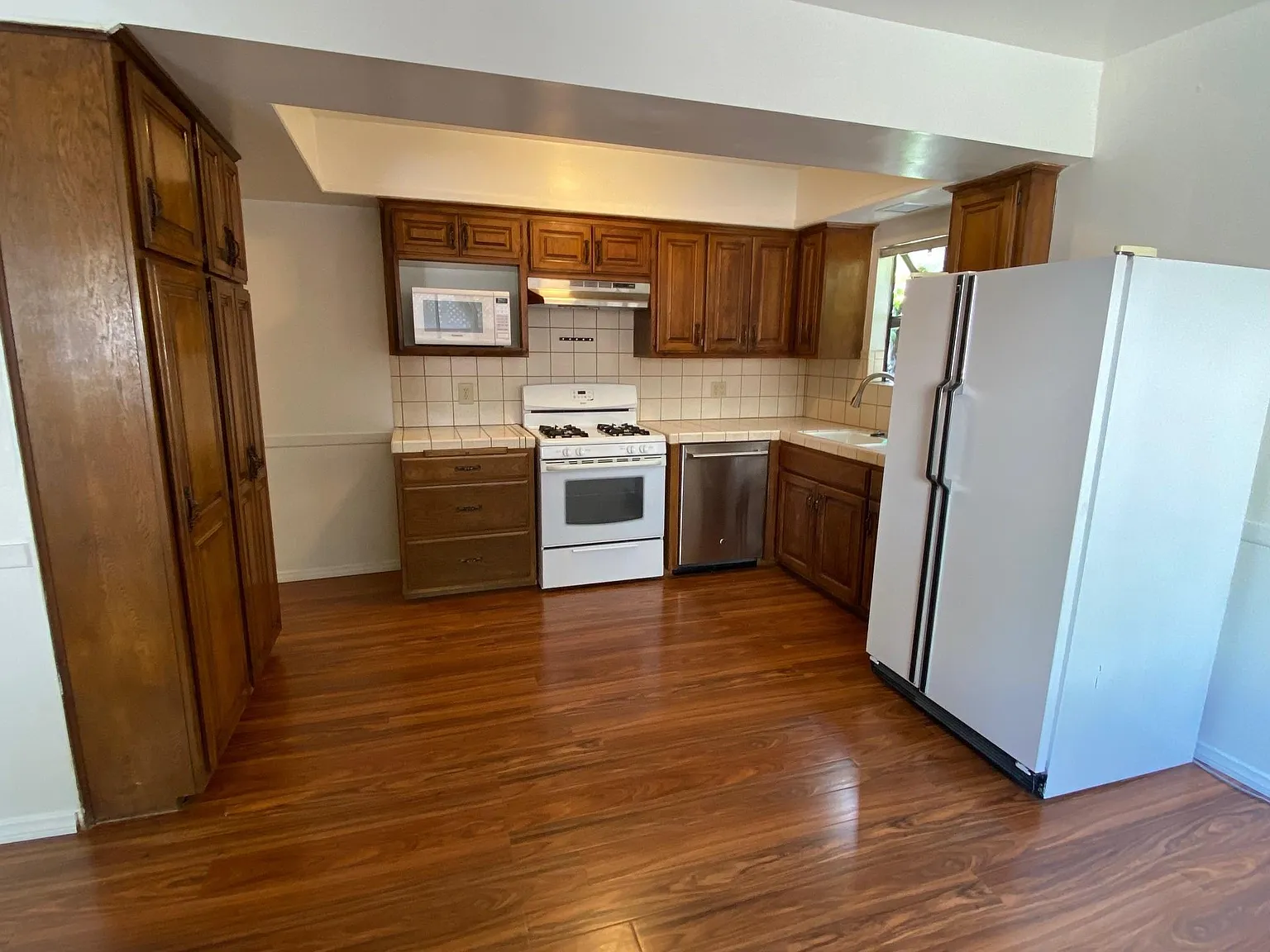 2 bed, 1100 sqft, $3,650 — Photo 4