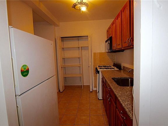 3rd image of 3 Fordham Hill Oval APT 5A