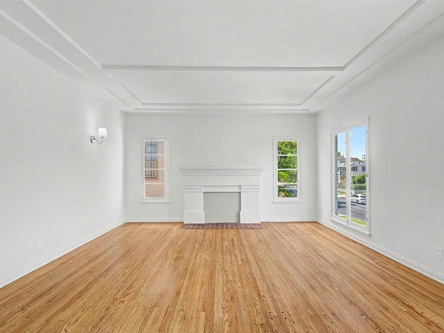 3 bed, 1930 sqft, $5,995 — Photo 2