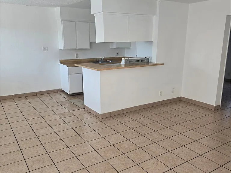 537 Calcaterra Cir #F — Photo 2