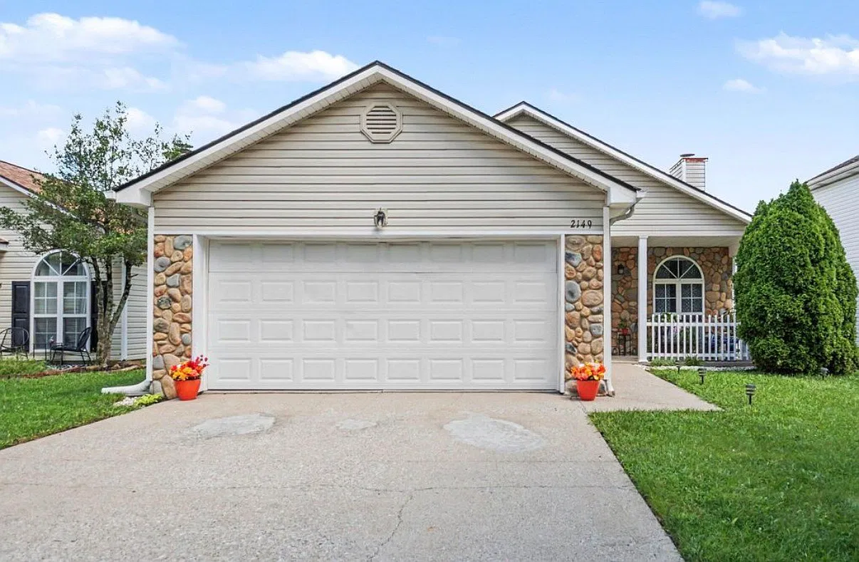 3 bed, 1040 sqft, $1,900 — Photo 1