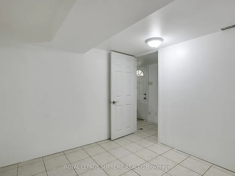 422 Oakwood Ave #BASEMENT — Photo 11