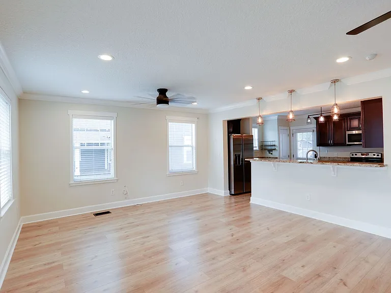 1033 N Hampton Ave — Photo 6