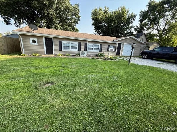 1458 8th St, Cottage Hills, IL 62018