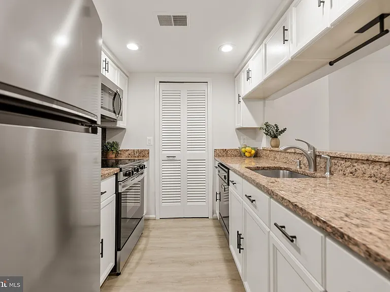2811 S Woodrow St #B — Photo 10