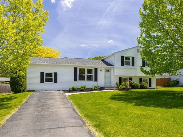1739 Birchwood Dr, Farmington, NY 14425