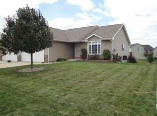 8426 Woodstone Ct SW, Cedar Rapids, IA 52404