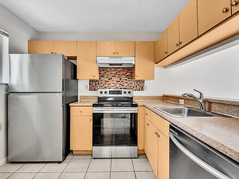1020 Lake Victoria Dr #B — Photo 9