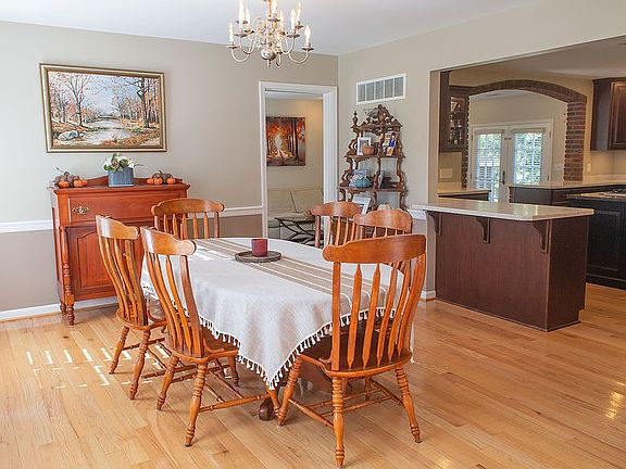 4th image of 1321 Woodmere Ln