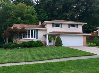8383 Pinehurst Dr, Parma, OH 44129