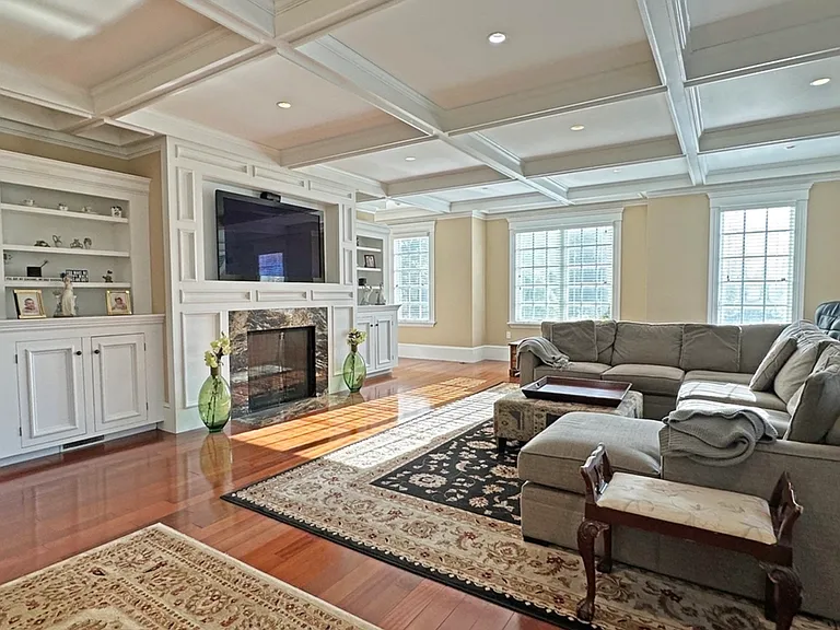 60 Forest Ave — Photo 2