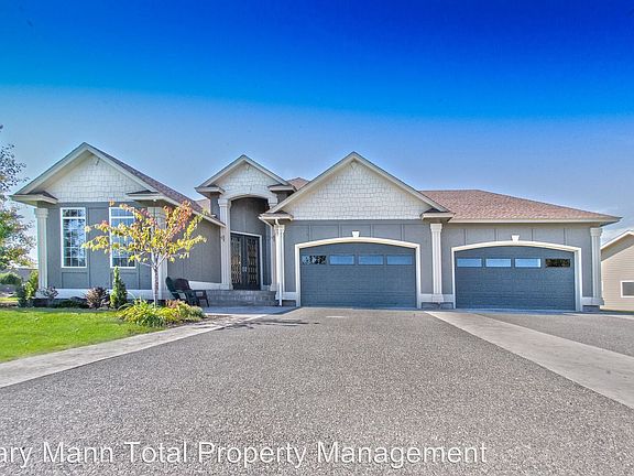 2nd image of 810 Camas Pl