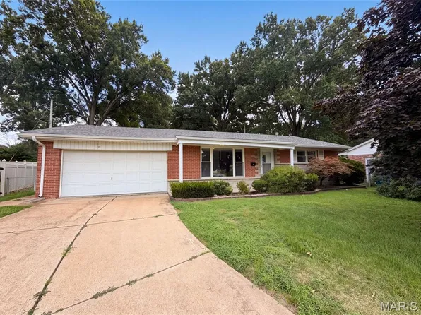 871 Wycliffe Ct, Saint Louis, MO 63125
