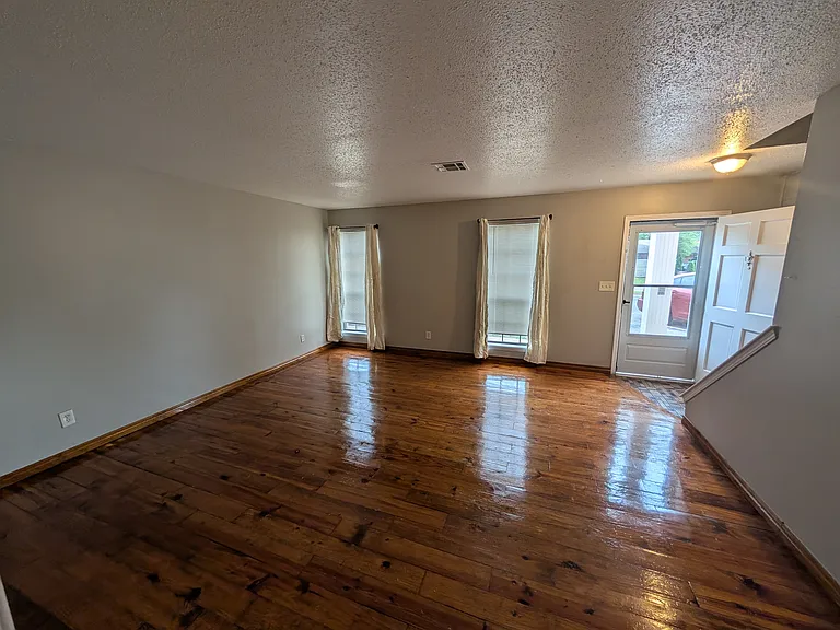 1305 Rebecca Ln — Photo 4