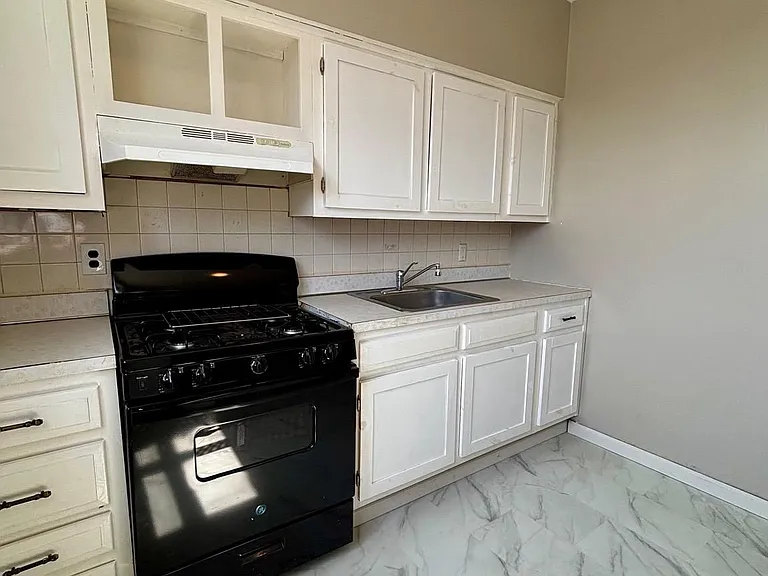 1030 Lawrence Ave — Photo 10