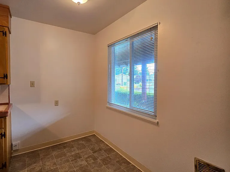 782 Lovers Ln — Photo 4