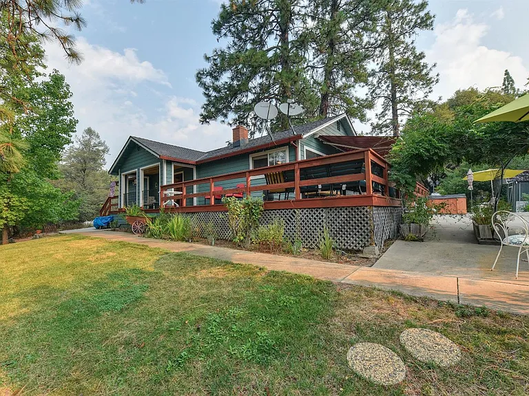 1155 Swanson Ln — Photo 2