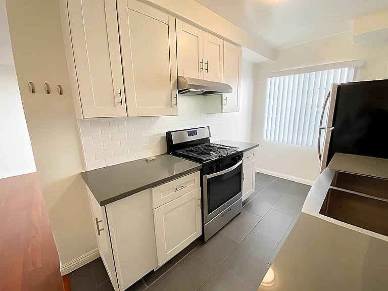 1026 N Genesee Ave #9 — Photo 5