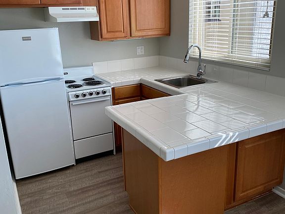 Kitchen With Counter Seating