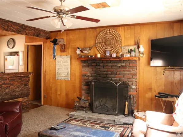 39142 Arapahoe Rd, Fawnskin, CA 92333