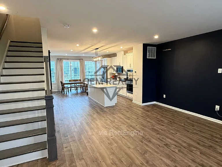 1842 Briscoe Ln — Photo 5