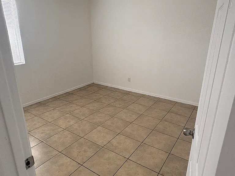 2715 E Marconi Ave #2 — Photo 4