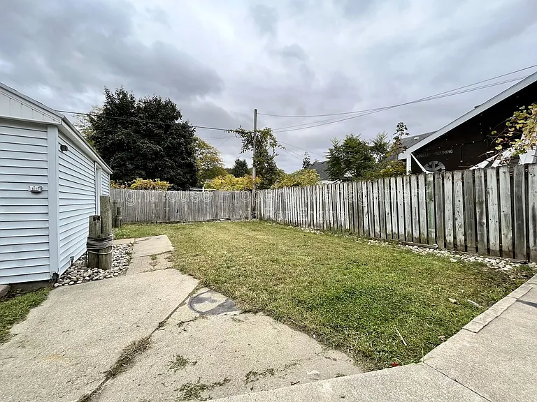 1656 Fremont Ave NW — Photo 23