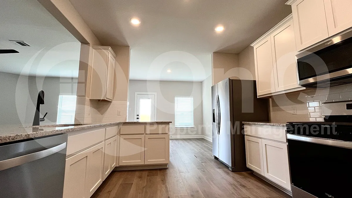 4 bed, 2.5 bath, 2307 sqft, $2,350 — Photo 4