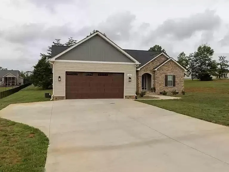 166 Staffordshire Dr — Photo 2