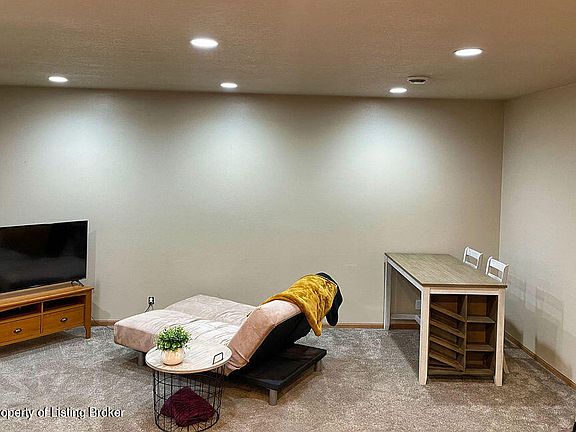 4th image of 1085 Donna Ln