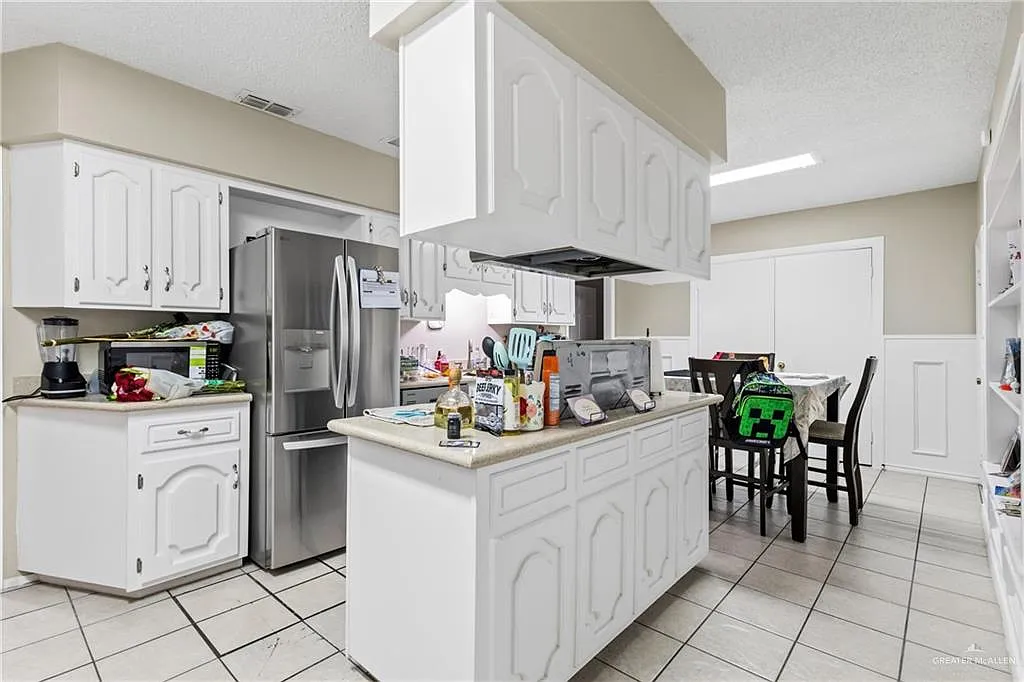 4 bed, 3.0 bath, 2730 sqft, $2,000 — Photo 2