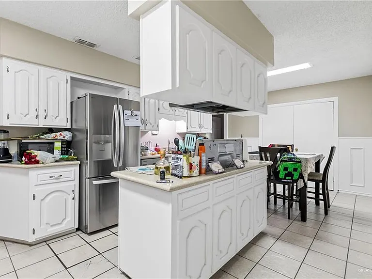 700 E Sam Houston Blvd — Photo 2
