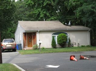 51 River Rd, Oakland, NJ 07436