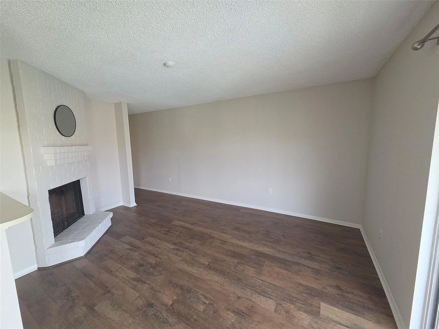 1 bed, 1.0 bath, 722 sqft, $1,050 — Photo 2