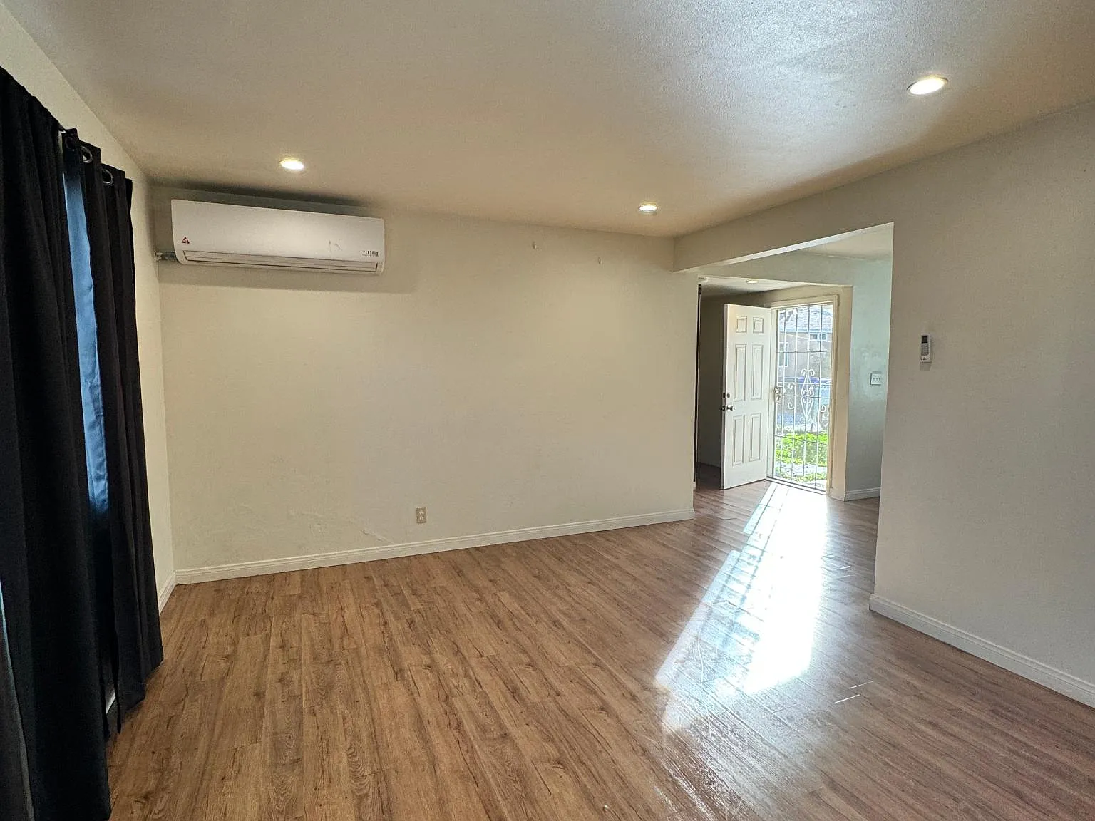 3 bed, 876 sqft, $2,350 — Photo 2