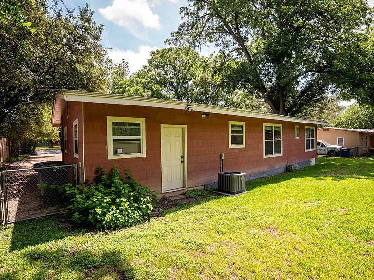 2052 Gruene Rd — Photo 9