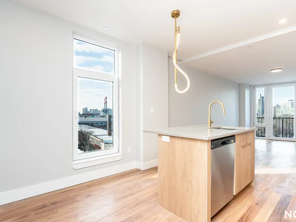 31-61 Vernon Boulevard image 1 of 52