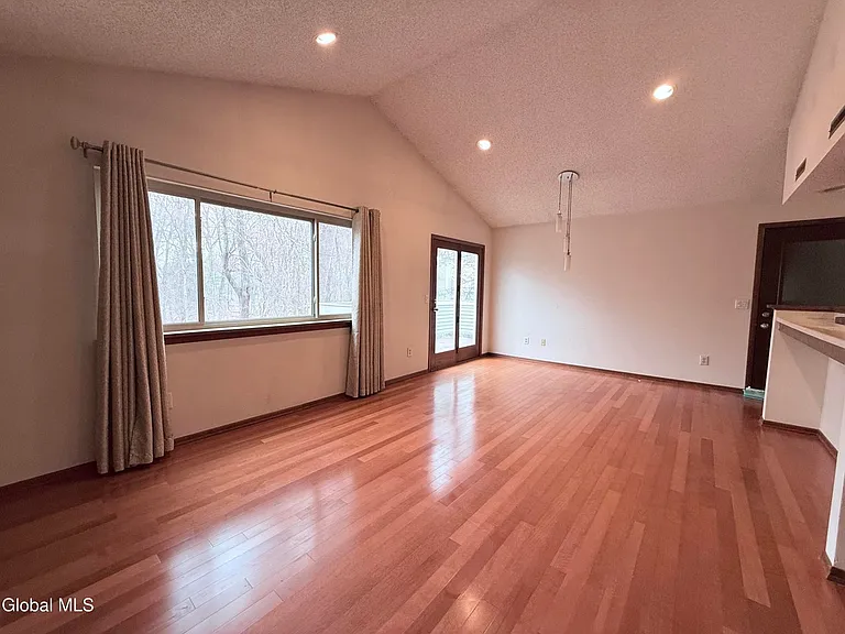 208 Yorktown Dr — Photo 3