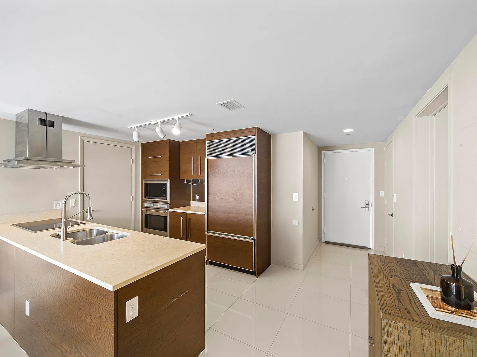 2 bed, 2.0 bath, 1255 sqft, $4,990 — Photo 3